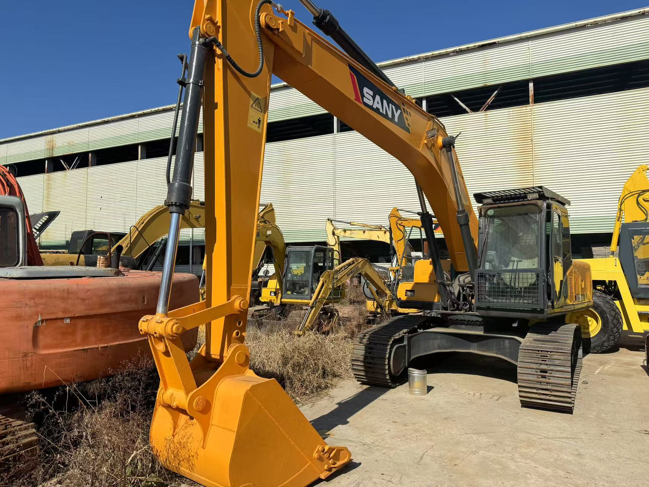 SANY SY215C - حفارات زحافة: صور 1 SANY SY215C - حفارات زحافة: صور 1