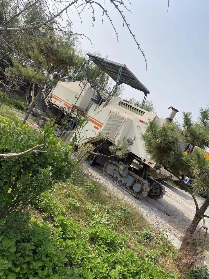 WIRTGEN 1900 - ماكينات لصقل الأسفلت: صور 2 WIRTGEN 1900 - ماكينات لصقل الأسفلت: صور 2