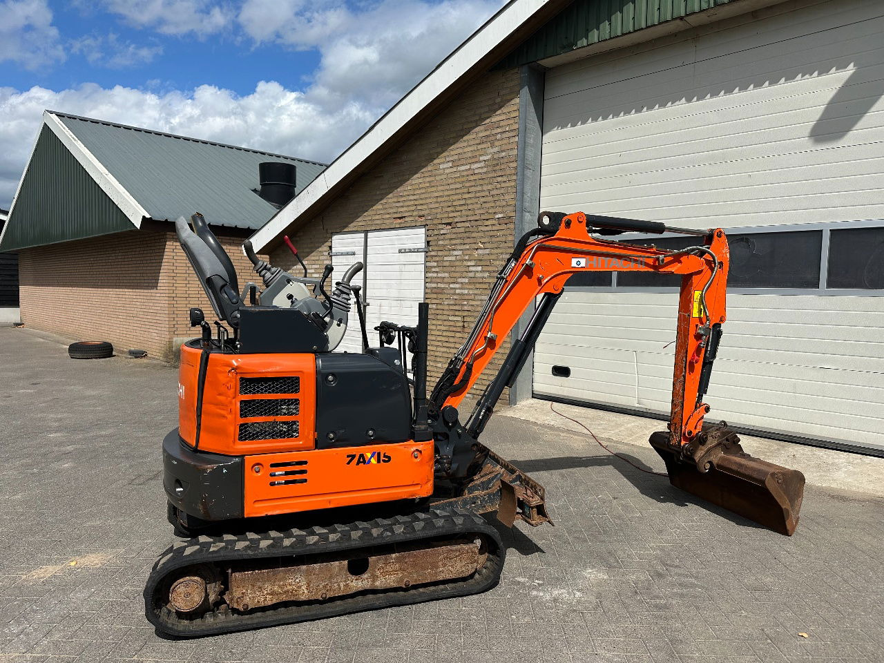 Hitachi ZX19U-6 YR - حفارة مصغرة: صور 4 Hitachi ZX19U-6 YR - حفارة مصغرة: صور 4