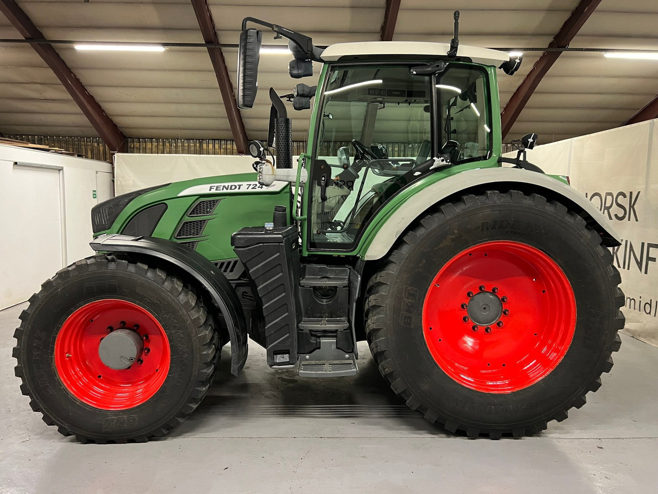 Fendt 724 Vario - جرار: صور 1 Fendt 724 Vario - جرار: صور 1