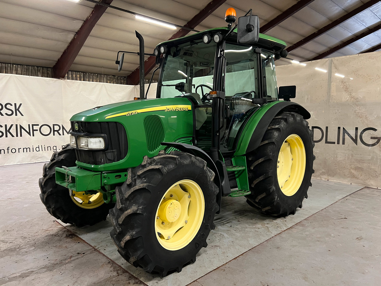 John Deere 5720 #KUN 1318 Timer# Kan selges med redusert mva# - جرار: صور 2 John Deere 5720 #KUN 1318 Timer# Kan selges med redusert mva# - جرار: صور 2