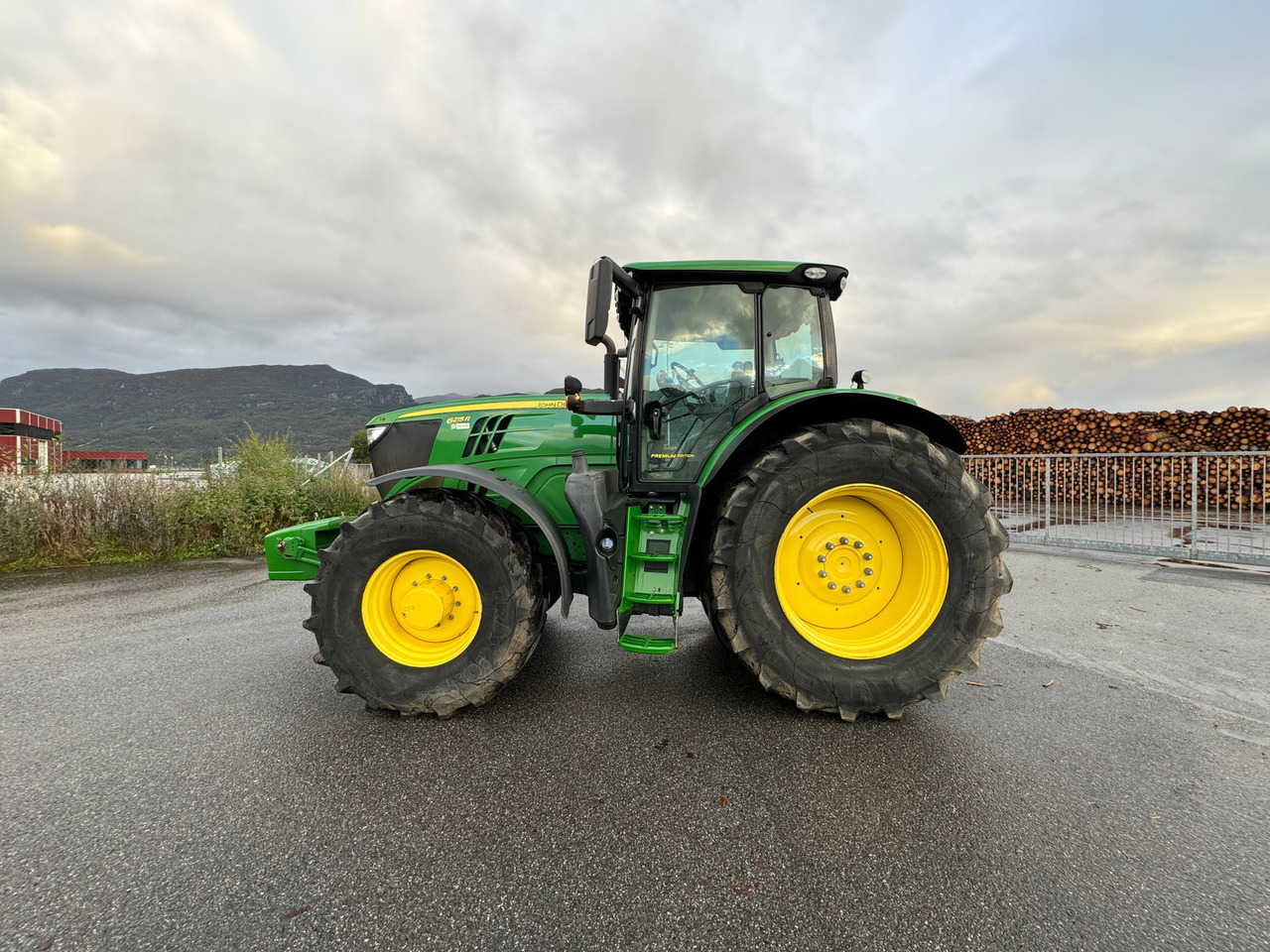 John Deere 6215R - جرار: صور 3 John Deere 6215R - جرار: صور 3