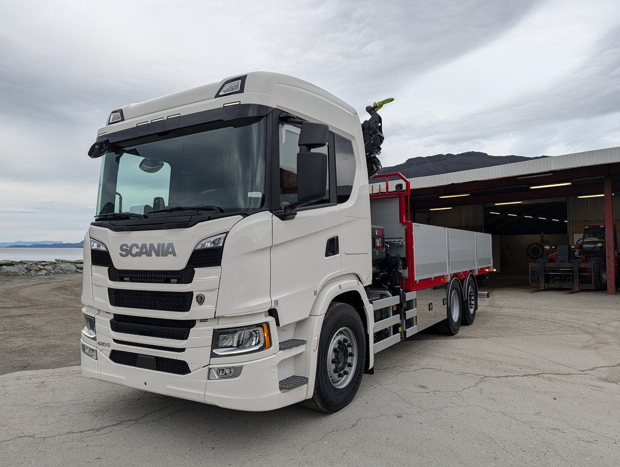 Scania G420 6x2 med HIAB 232-E5 Hipro og MCE påbygg - شاحنات مسطحة, شاحنة كرين: صور 1 Scania G420 6x2 med HIAB 232-E5 Hipro og MCE påbygg - شاحنات مسطحة, شاحنة كرين: صور 1