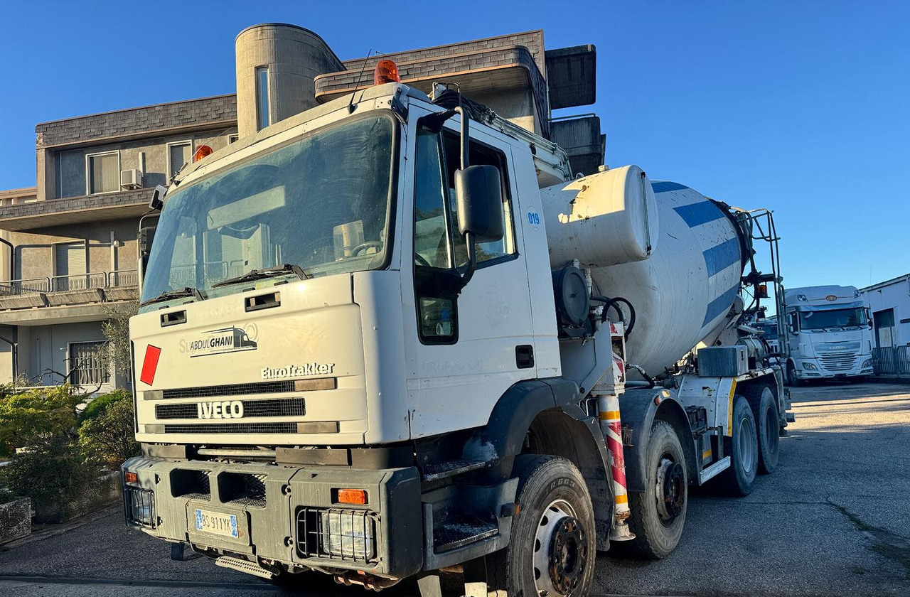 Betonpompa CIFA Iveco Trakker 410E44 - خلاطة مع مضخة: صور 1 Betonpompa CIFA Iveco Trakker 410E44 - خلاطة مع مضخة: صور 1