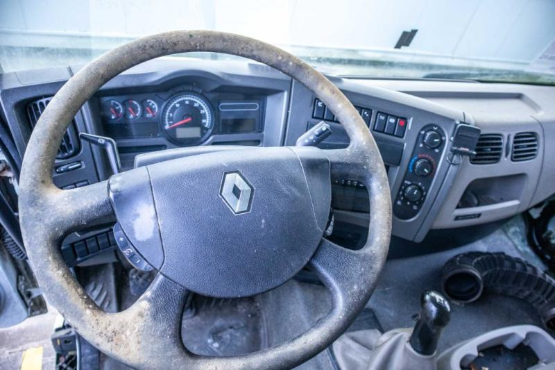 Interior photo 2: شاحنة صهريج لنقل الطعام Renault PREMIUM 320 DXI+CITERNE ALIMENTAIRE ( engine problem)