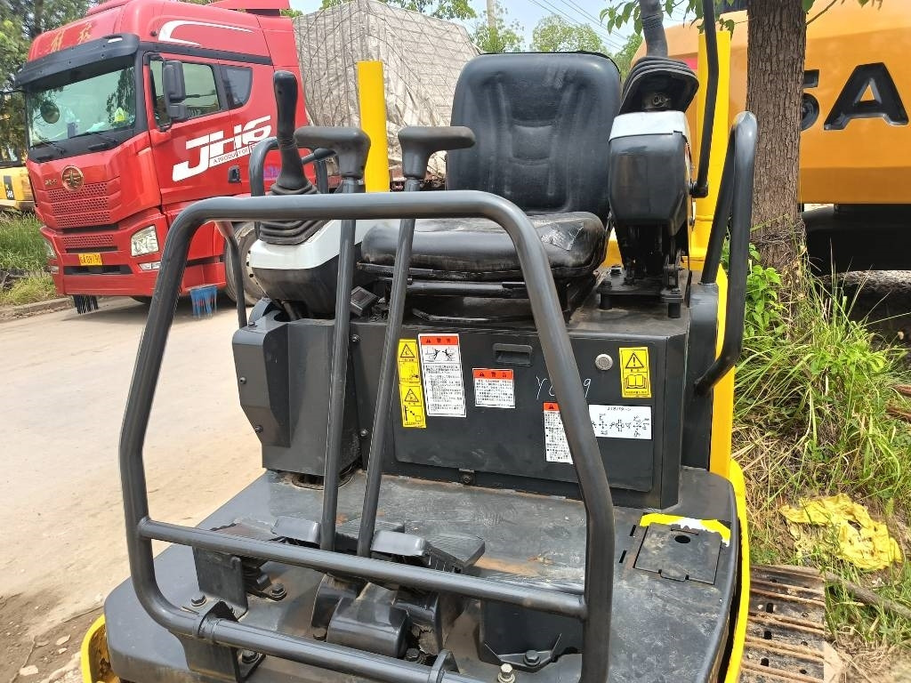 Komatsu PC 18 - حفارات زحافة: صور 5 Komatsu PC 18 - حفارات زحافة: صور 5