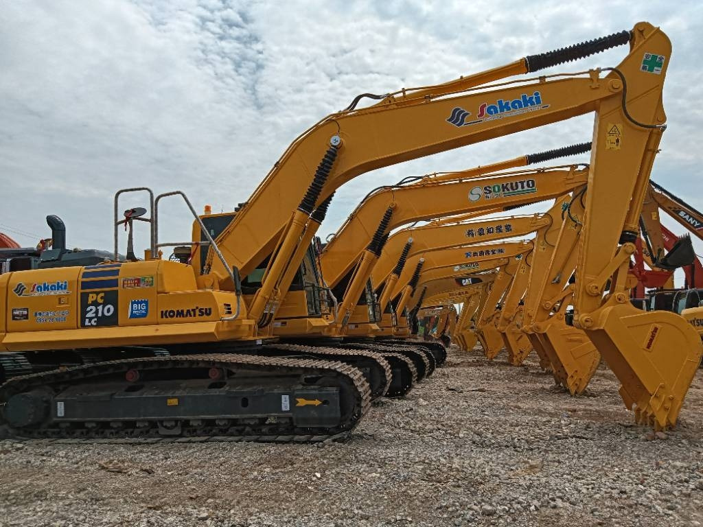 Komatsu PC 210 - حفارات زحافة: صور 1 Komatsu PC 210 - حفارات زحافة: صور 1