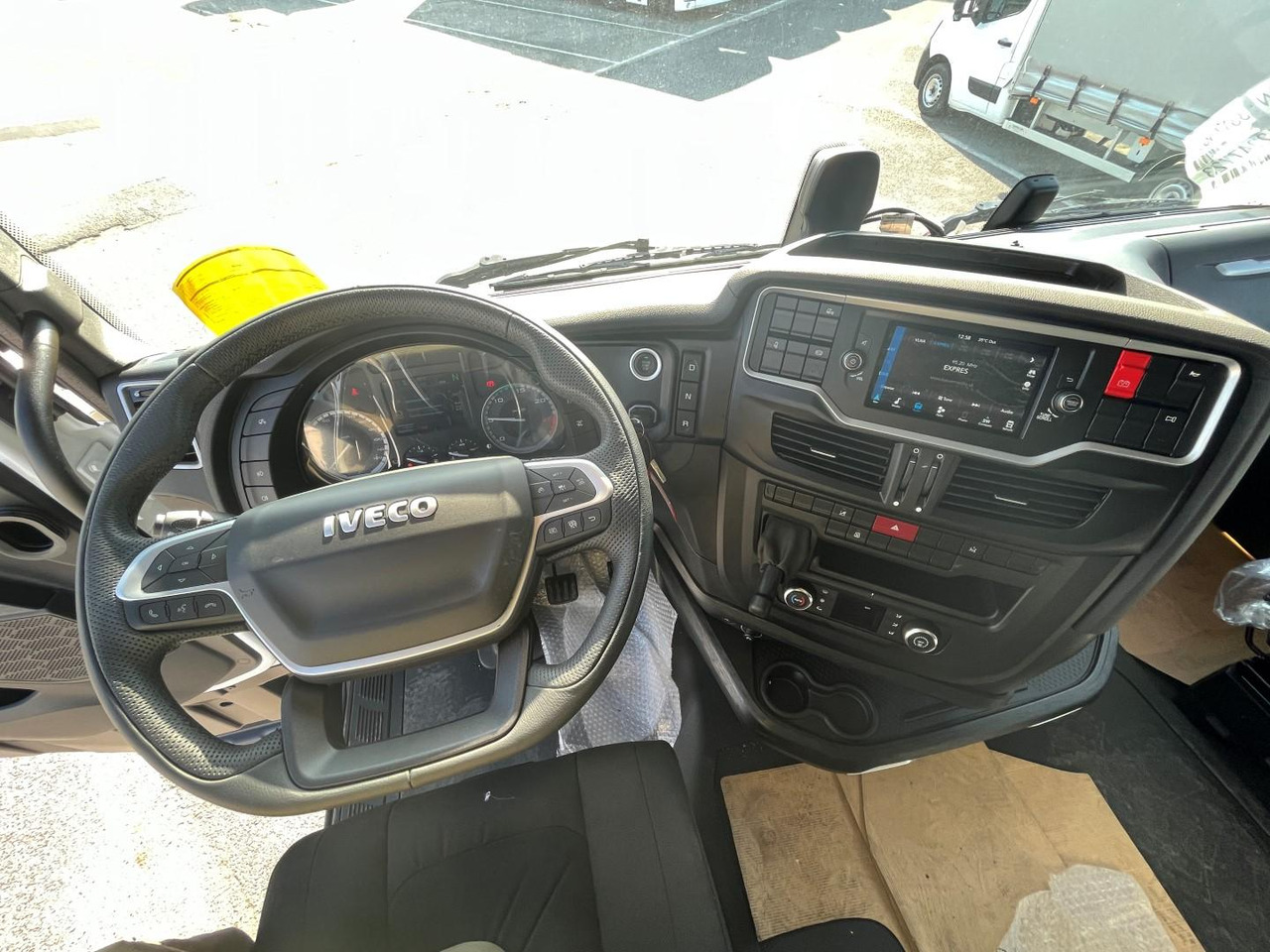 Interior photo 1:  Iveco S-WAY, 530, AS440S53TP إيجار Iveco S-WAY, 530, AS440S53TP