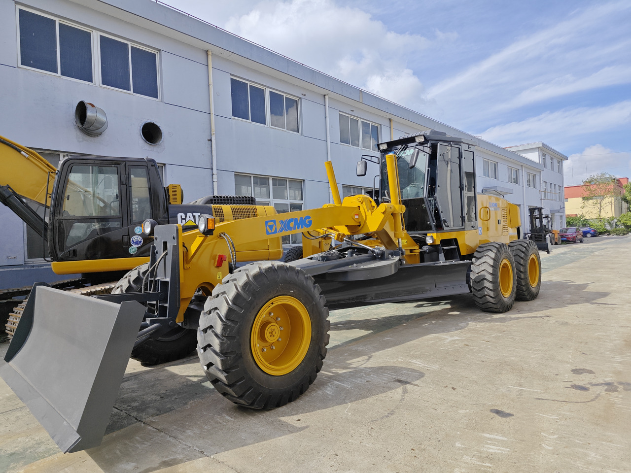 XCMG GR215 used motor grader - آلة تسوية الأرض: صور 1 XCMG GR215 used motor grader - آلة تسوية الأرض: صور 1