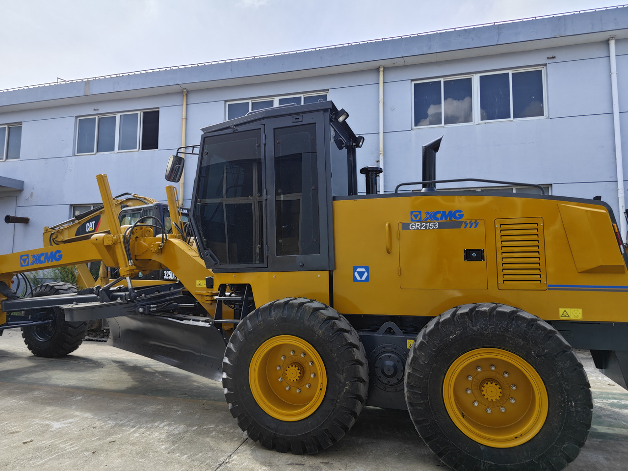 XCMG GR215 used motor grader - آلة تسوية الأرض: صور 3 XCMG GR215 used motor grader - آلة تسوية الأرض: صور 3