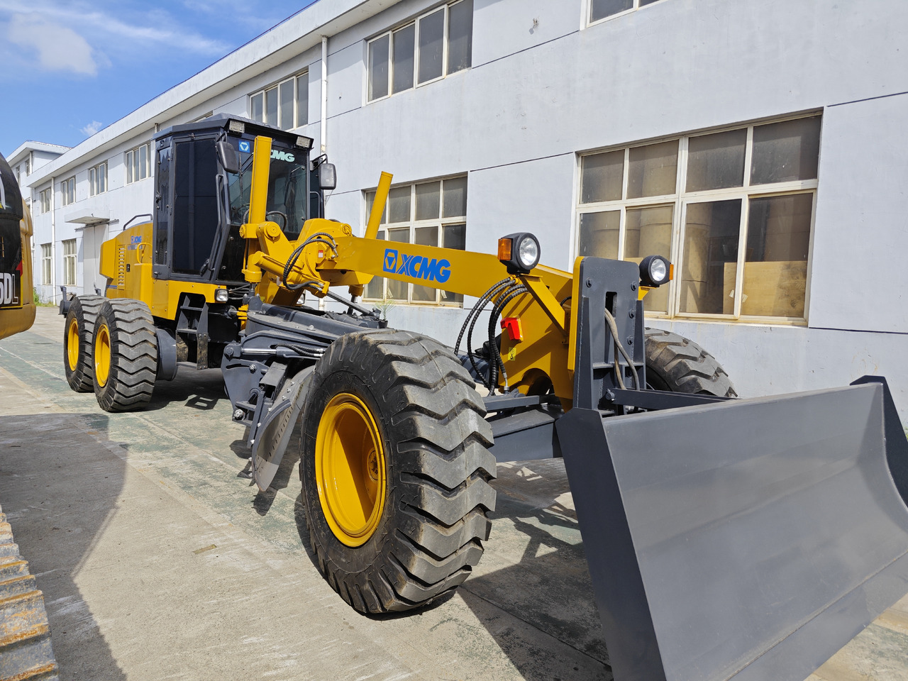 XCMG GR215 used motor grader - آلة تسوية الأرض: صور 2 XCMG GR215 used motor grader - آلة تسوية الأرض: صور 2