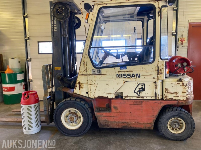 1994 Nissan propan Truck - معدات المناولة: صور 1 1994 Nissan propan Truck - معدات المناولة: صور 1