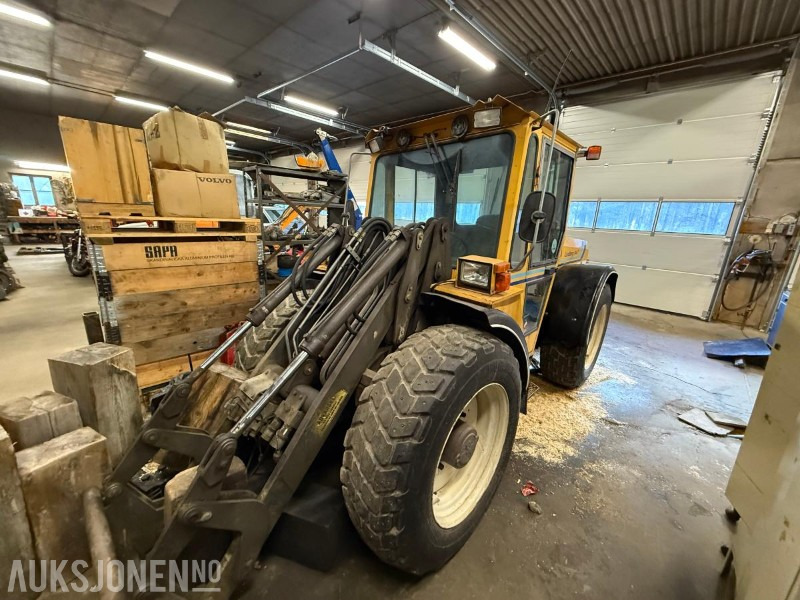 1995 Lundberg 344T redskapsbærer m/ 2 front-snøfresere (Øveraasen “Viking” + Schmidt 190 cm) - سيارة بلدية: صور 1 1995 Lundberg 344T redskapsbærer m/ 2 front-snøfresere (Øveraasen “Viking” + Schmidt 190 cm) - سيارة بلدية: صور 1