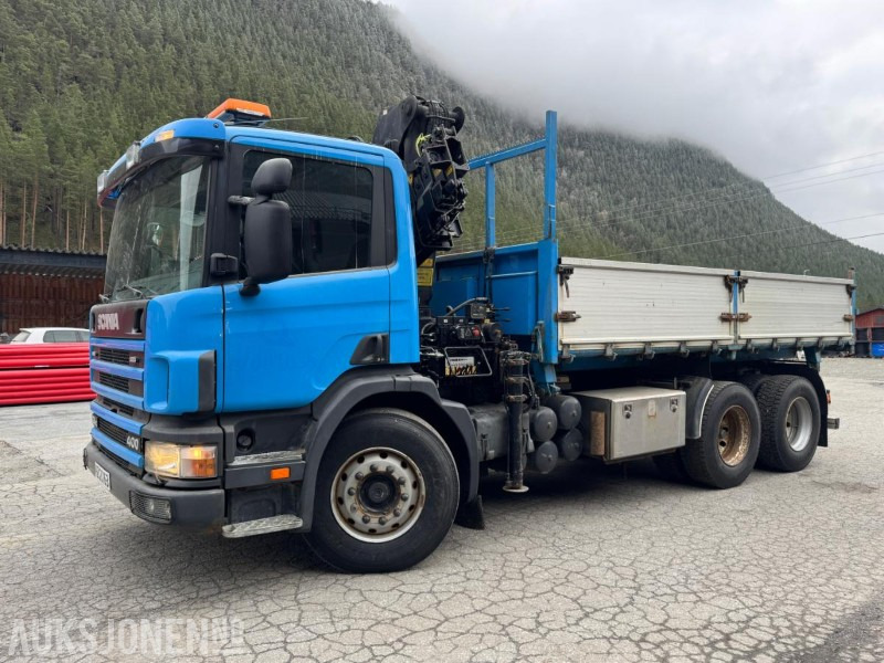 1997 Scania P124 400 kranbil med 3-veis tipp og klype - شاحنة كرين: صور 1 1997 Scania P124 400 kranbil med 3-veis tipp og klype - شاحنة كرين: صور 1