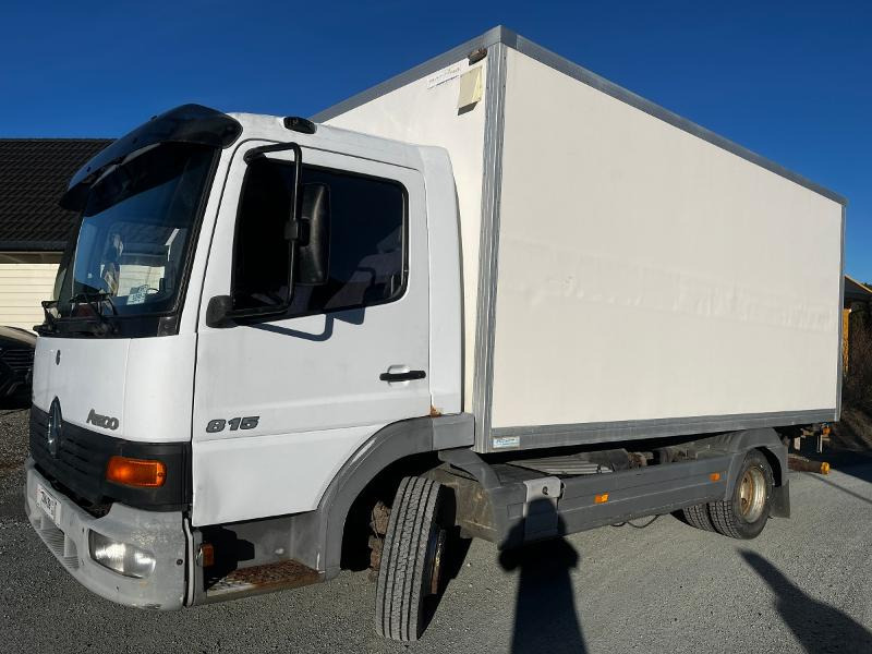 1999 Mercedes-Benz Atego 815 skapbil med lift, 238572 km - بصندوق مغلق شاحنة: صور 1 1999 Mercedes-Benz Atego 815 skapbil med lift, 238572 km - بصندوق مغلق شاحنة: صور 1