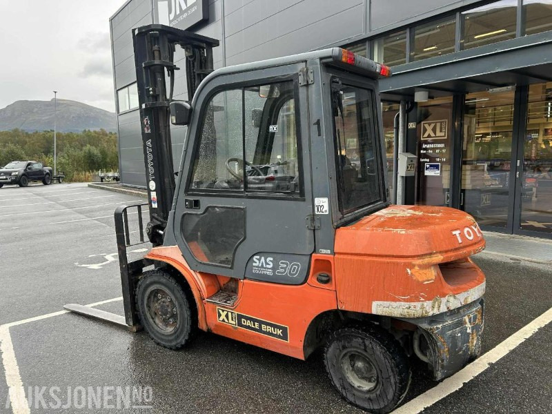 2004 Toyota Diesel truck 62-7FDF30 - Løftekapasitet 3000 kg - Løftehøyde 4m - Sertifisert - معدات المناولة: صور 4 2004 Toyota Diesel truck 62-7FDF30 - Løftekapasitet 3000 kg - Løftehøyde 4m - Sertifisert - معدات المناولة: صور 4