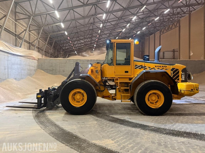 2006 Volvo L120E HJULLASTER M/STOR SNØSKUFF SENTRALSMØRING 3.FUNKSJON. - اللودر بعجل: صور 1 2006 Volvo L120E HJULLASTER M/STOR SNØSKUFF SENTRALSMØRING 3.FUNKSJON. - اللودر بعجل: صور 1