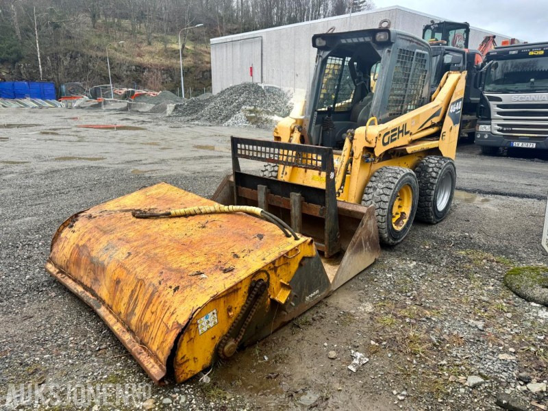 2007 Gehl 4640 Kompaktlaster - Skuffe - Gafler - Kost - Timer: 1089 - شيول صغير: صور 1 2007 Gehl 4640 Kompaktlaster - Skuffe - Gafler - Kost - Timer: 1089 - شيول صغير: صور 1