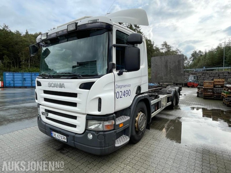 2007 Scania P 420 - Lastebil -3 akslet - VBG uttak - Containerpåbygg med løftelem, sving på siste aksling.404570 km. - شاحنات الحاويات / جسم علوي قابل للتغيير شاحنة: صور 1 2007 Scania P 420 - Lastebil -3 akslet - VBG uttak - Containerpåbygg med løftelem, sving på siste aksling.404570 km. - شاحنات الحاويات / جسم علوي قابل للتغيير شاحنة: صور 1