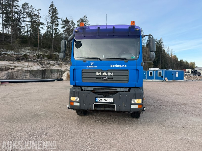 2010 MAN TGA 8x4 Lastebil med maskinpåbygg / maskinrampe - سيارة بلدية: صور 2 2010 MAN TGA 8x4 Lastebil med maskinpåbygg / maskinrampe - سيارة بلدية: صور 2