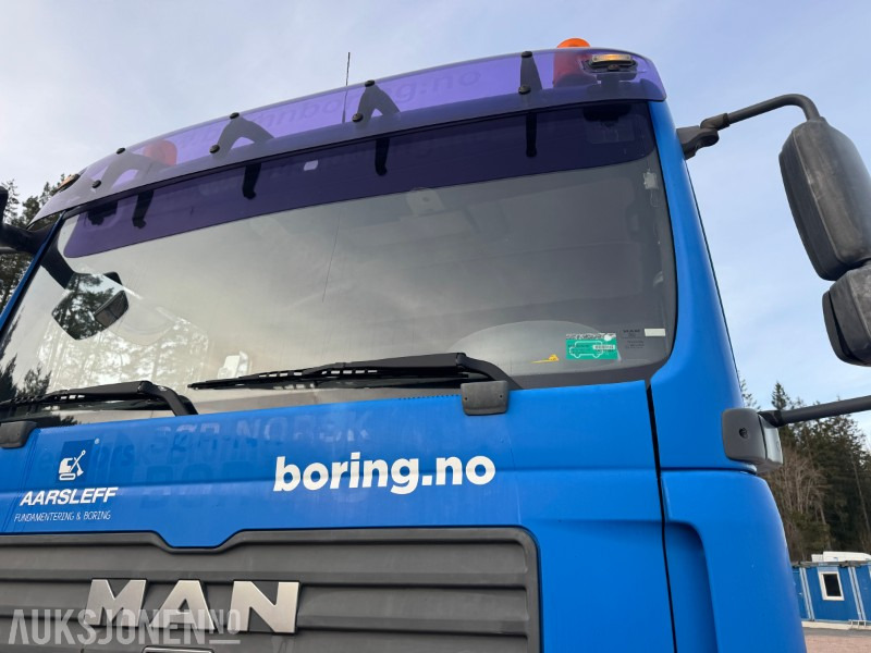 سيارة بلدية 2010 MAN TGA 8x4 Lastebil med maskinpåbygg / maskinrampe: صور 23