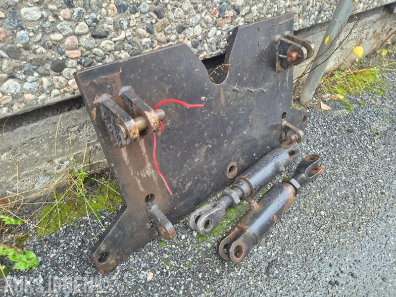 2011 Brøyteplate / brøytefeste til New Holland TS 110 - الآلات والماكينات الزراعية: صور 2 2011 Brøyteplate / brøytefeste til New Holland TS 110 - الآلات والماكينات الزراعية: صور 2