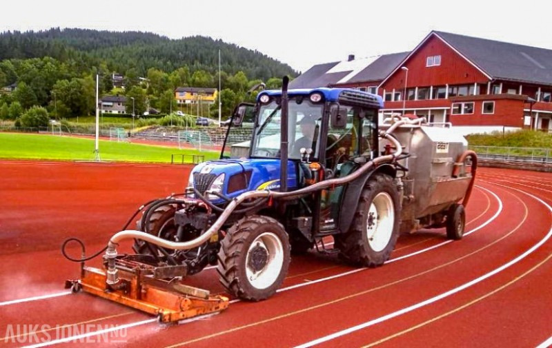2011 New Holland T4050 - Traktor med spyleutstyr, spesielt laget for rengjøring av dekke på friidrettsbaner / løpebaner - جرار: صور 1 2011 New Holland T4050 - Traktor med spyleutstyr, spesielt laget for rengjøring av dekke på friidrettsbaner / løpebaner - جرار: صور 1