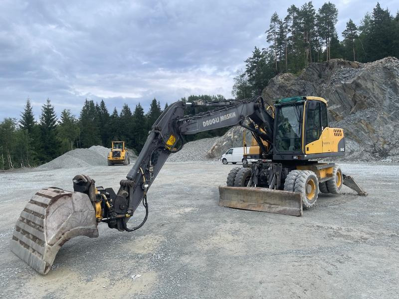 2011 Volvo EW140C Hjulgraver - VA-bom - Sentralsmøring - Bunkringspumpe - Engcon Tiltrotator med klype - Pusseskuffe - حفارة: صور 1 2011 Volvo EW140C Hjulgraver - VA-bom - Sentralsmøring - Bunkringspumpe - Engcon Tiltrotator med klype - Pusseskuffe - حفارة: صور 1