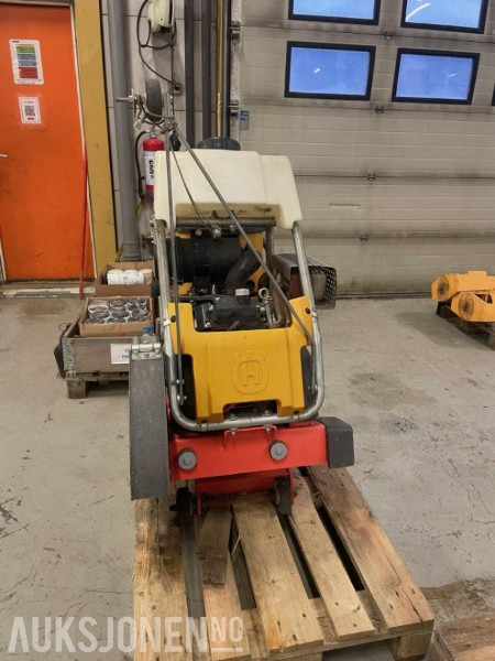 2012 Husqvarna FS524 selvgående gulvsag - معدات البناء: صور 2 2012 Husqvarna FS524 selvgående gulvsag - معدات البناء: صور 2