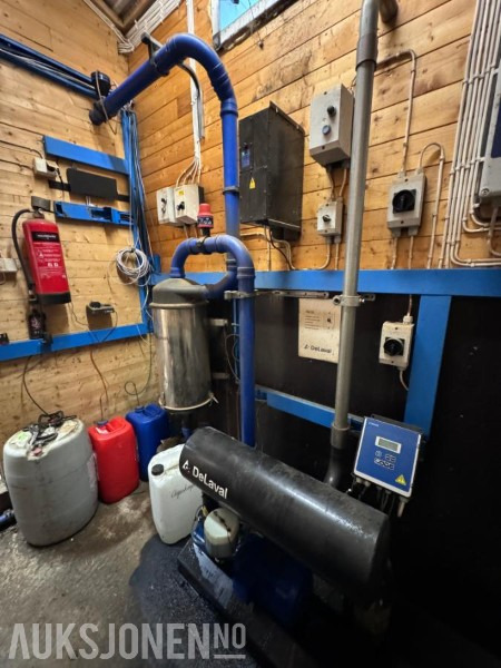 الآلات والماكينات الزراعية 2013 DeLaval VMS melkerobot med 1 kraftfôrstasjon FSC40 - Høyre utgave - Steam - Innredning og grinder foran - Vakuumpumpe - Fortsatt i daglig drift: صور 13