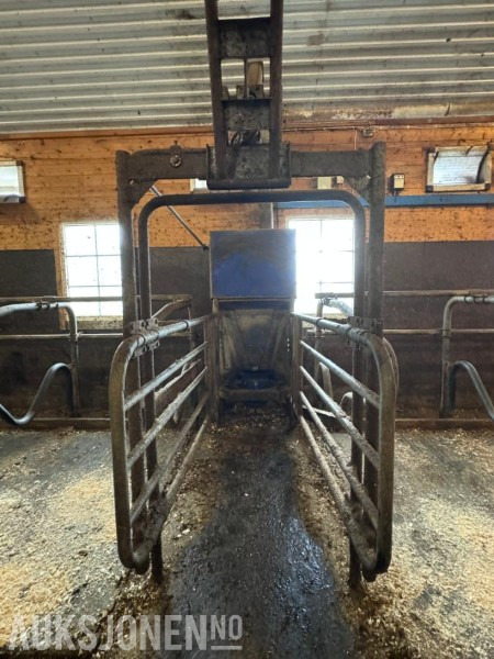 الآلات والماكينات الزراعية 2013 DeLaval VMS melkerobot med 1 kraftfôrstasjon FSC40 - Høyre utgave - Steam - Innredning og grinder foran - Vakuumpumpe - Fortsatt i daglig drift: صور 16