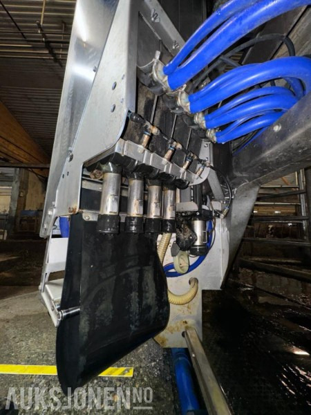 الآلات والماكينات الزراعية 2013 DeLaval VMS melkerobot med 1 kraftfôrstasjon FSC40 - Høyre utgave - Steam - Innredning og grinder foran - Vakuumpumpe - Fortsatt i daglig drift: صور 12
