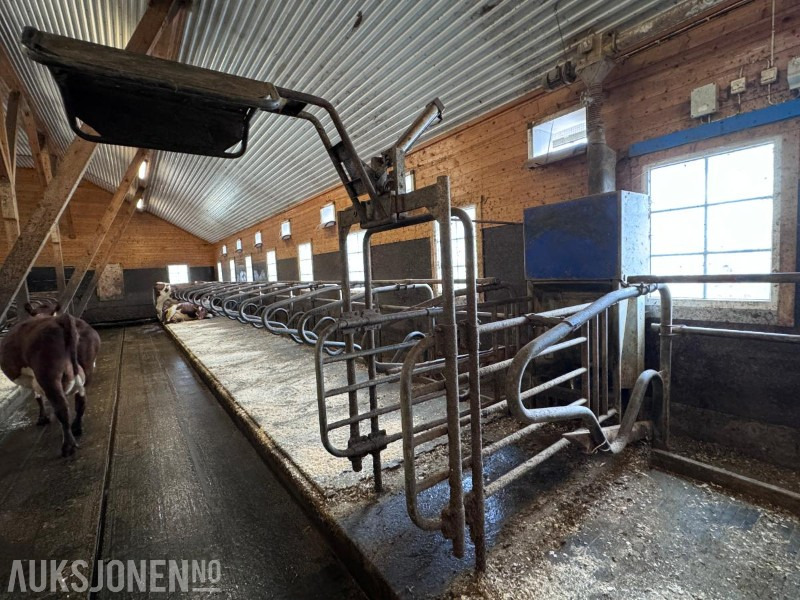 الآلات والماكينات الزراعية 2013 DeLaval VMS melkerobot med 1 kraftfôrstasjon FSC40 - Høyre utgave - Steam - Innredning og grinder foran - Vakuumpumpe - Fortsatt i daglig drift: صور 15
