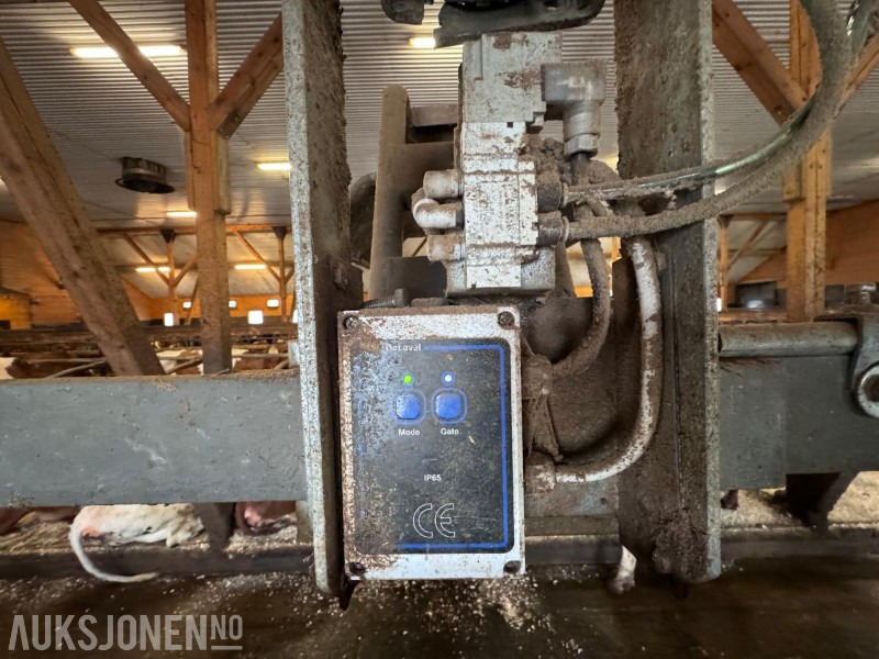 الآلات والماكينات الزراعية 2013 DeLaval VMS melkerobot med 1 kraftfôrstasjon FSC40 - Høyre utgave - Steam - Innredning og grinder foran - Vakuumpumpe - Fortsatt i daglig drift: صور 19