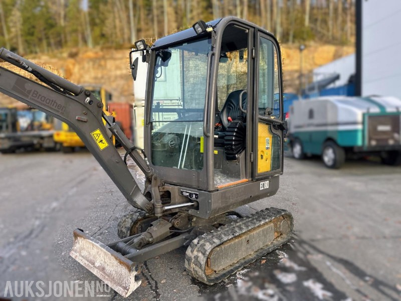 2017 VOLVO EC18D MINIGRAVER 1790 KG SMP GRAVESKUFFE 2358 TIMER - حفارة مصغرة: صور 5 2017 VOLVO EC18D MINIGRAVER 1790 KG SMP GRAVESKUFFE 2358 TIMER - حفارة مصغرة: صور 5
