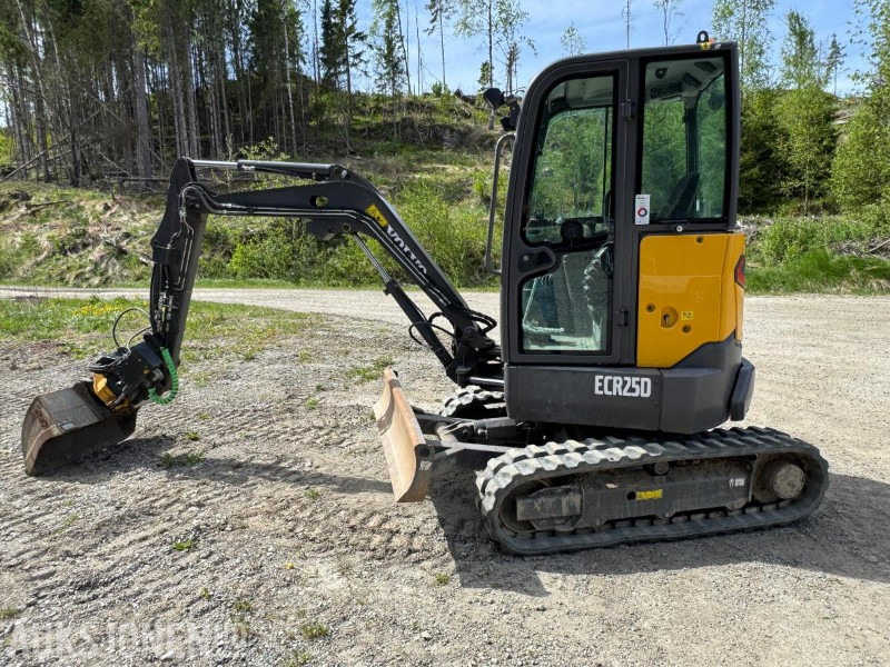 2017 Volvo ECR25D m/Engcon tiltrotator, SE-klype, 3 skuffer, vibroplate, 891 timer, Minigraver - حفارة مصغرة: صور 1 2017 Volvo ECR25D m/Engcon tiltrotator, SE-klype, 3 skuffer, vibroplate, 891 timer, Minigraver - حفارة مصغرة: صور 1
