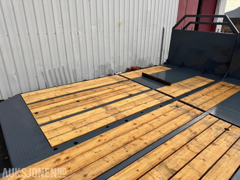 2025 NYTT Maskinflak med staker og låsbare skap - شاحنة: صور 2 2025 NYTT Maskinflak med staker og låsbare skap - شاحنة: صور 2