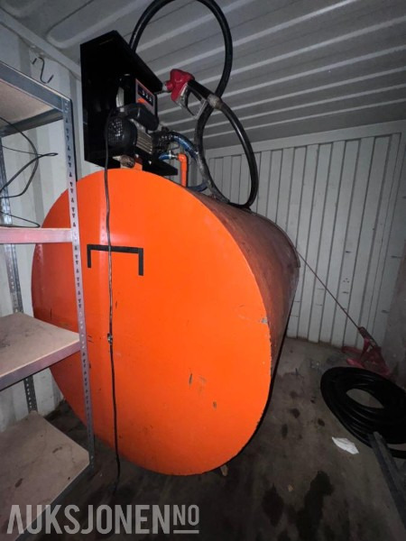 3000 Liters Dieseltank i stål med telleverk og fyllepistol - ملحقات - آلات البناء: صور 4 3000 Liters Dieseltank i stål med telleverk og fyllepistol - ملحقات - آلات البناء: صور 4