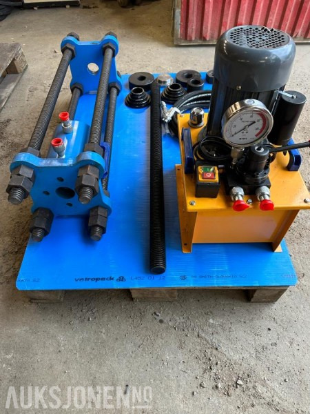 70 TONN HYDRAULISK PRESSE TIL BELTEBOLTER OG FORINGER 220V - معدات صناعية: صور 2 70 TONN HYDRAULISK PRESSE TIL BELTEBOLTER OG FORINGER 220V - معدات صناعية: صور 2
