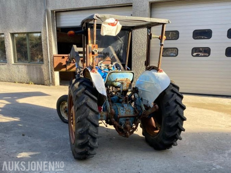 Ford 2000 TRAKTOR MED LASTER SKUFFE KRAFTUTTAK OG 3 PUNKT - جرار: صور 4 Ford 2000 TRAKTOR MED LASTER SKUFFE KRAFTUTTAK OG 3 PUNKT - جرار: صور 4
