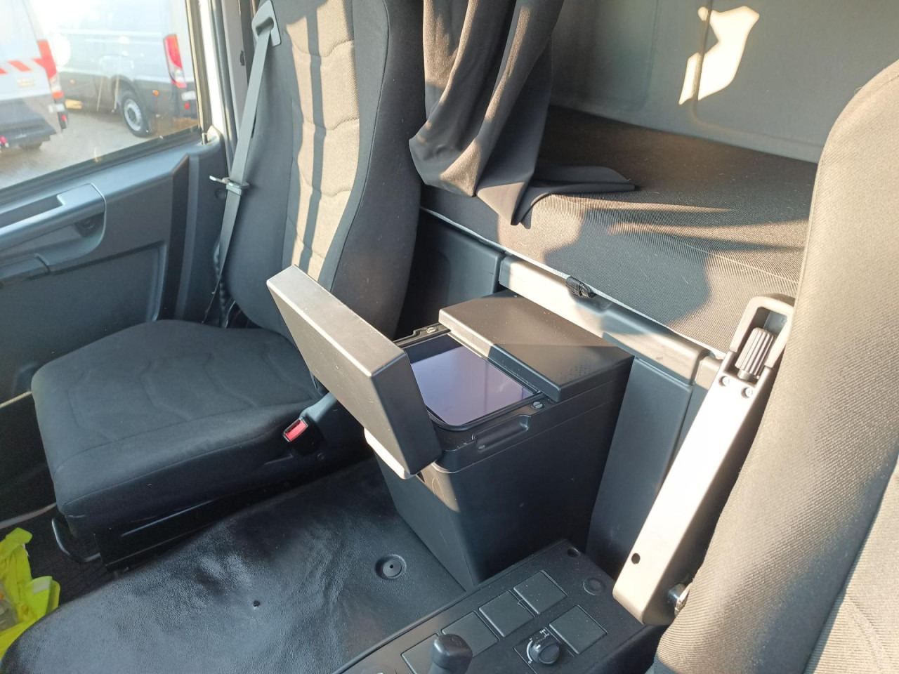 IVECO Eurocargo 140E25P - شاحنات مسطحة: صور 4 IVECO Eurocargo 140E25P - شاحنات مسطحة: صور 4