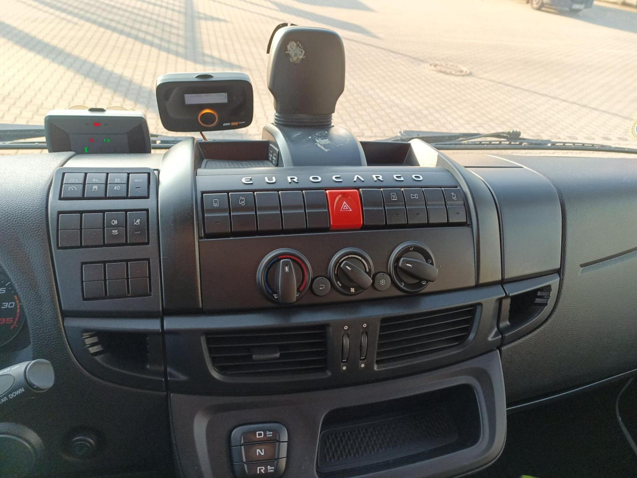 IVECO Eurocargo 140E25P - شاحنات مسطحة: صور 5 IVECO Eurocargo 140E25P - شاحنات مسطحة: صور 5