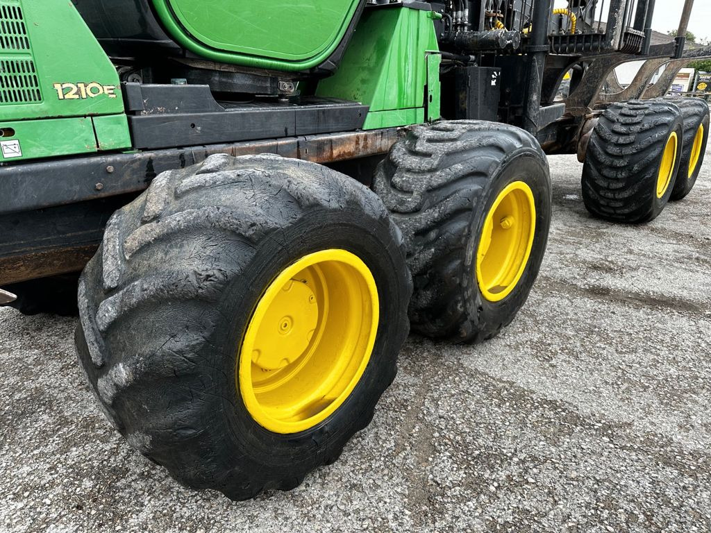 شاحنات نقل الأخشاب في الغابات John Deere 1210E 10m CF710 KRAN: صور 13