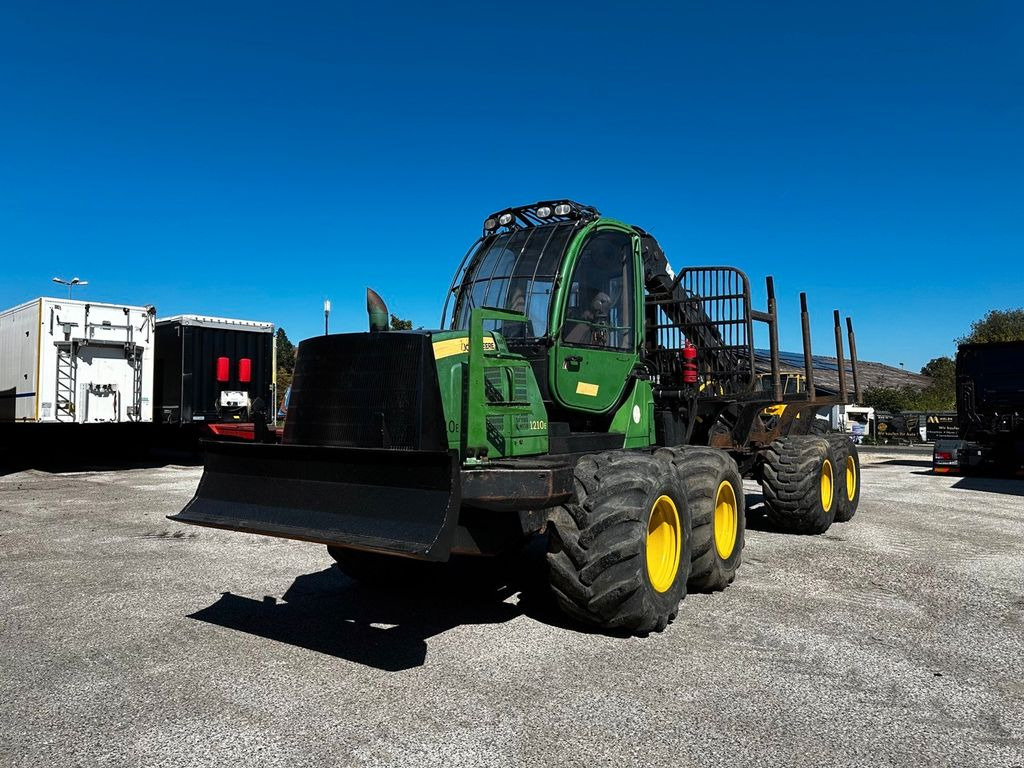 John Deere 1210E 10m CF710 KRAN - شاحنات نقل الأخشاب في الغابات: صور 1 John Deere 1210E 10m CF710 KRAN - شاحنات نقل الأخشاب في الغابات: صور 1