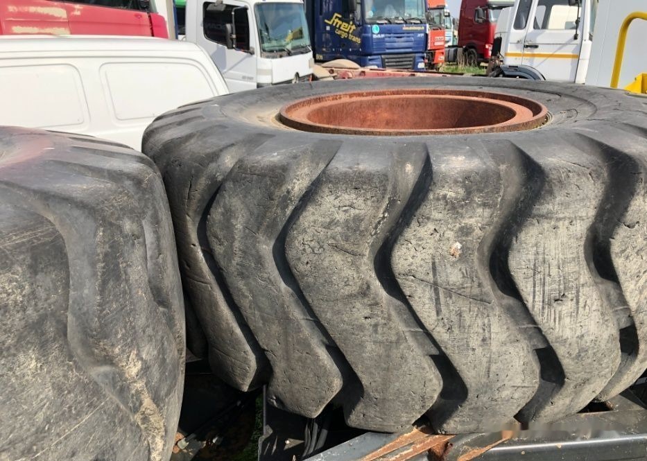 Anvelope Cu 24PR 4 BUC VOLA Incarcator VOLVO KOMATSU JCB - عجلات: صور 1 Anvelope Cu 24PR 4 BUC VOLA Incarcator VOLVO KOMATSU JCB - عجلات: صور 1