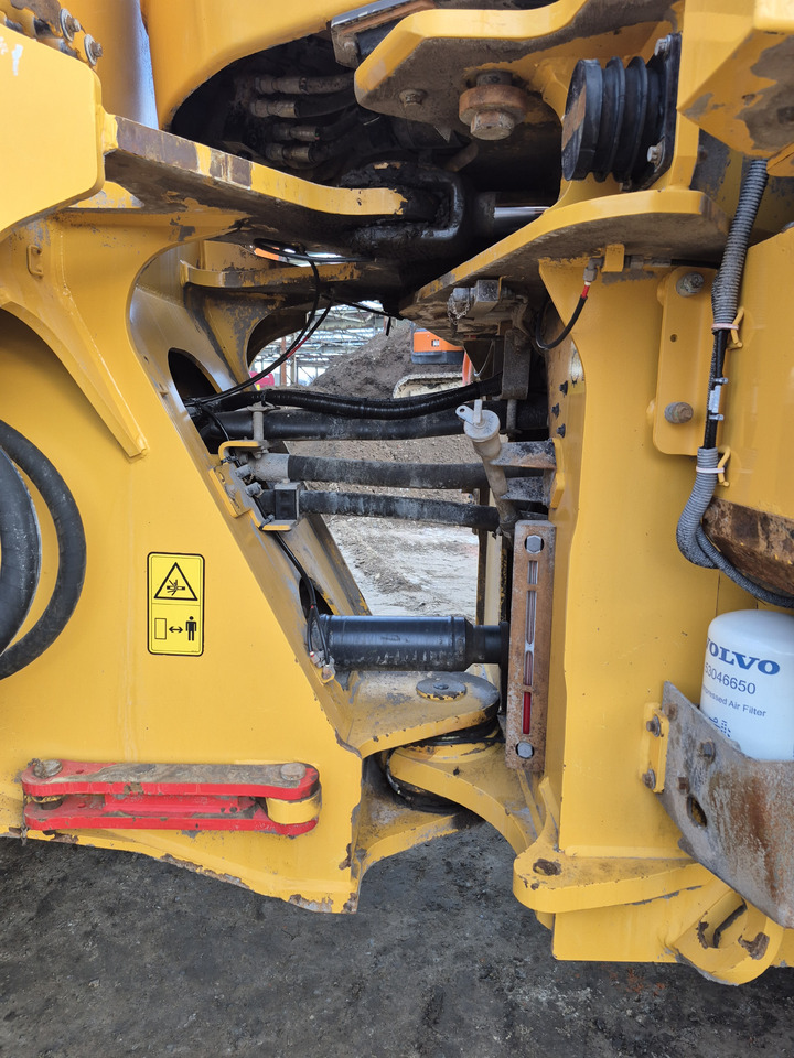 اللودر بعجل VOLVO L180H: صور 10