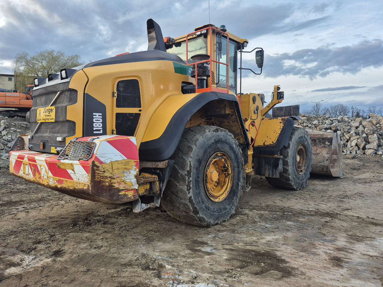 اللودر بعجل VOLVO L180H: صور 8