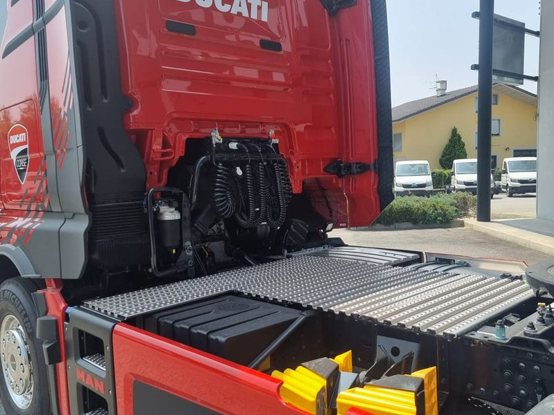 TRATTORE STRADALE MAN TGX 520hp DUCATI EDITION TGX 18.520 4x2 LL SA - شاحنة جرار: صور 5 TRATTORE STRADALE MAN TGX 520hp DUCATI EDITION TGX 18.520 4x2 LL SA - شاحنة جرار: صور 5