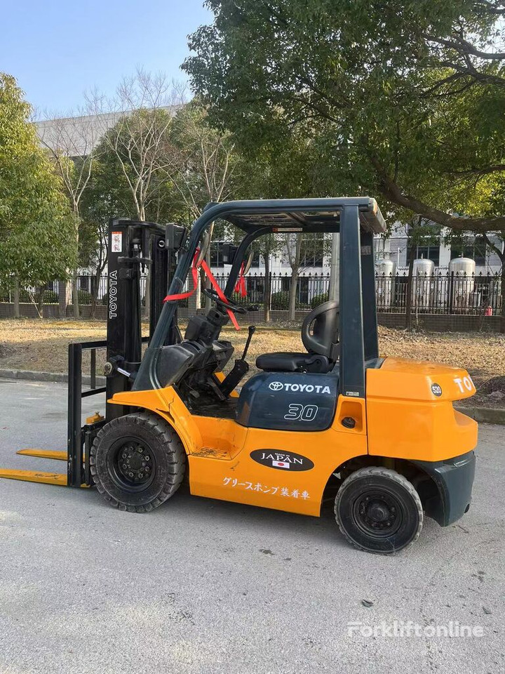 Toyota 7FD30 - رافعة شوكية ديزل: صور 3 Toyota 7FD30 - رافعة شوكية ديزل: صور 3