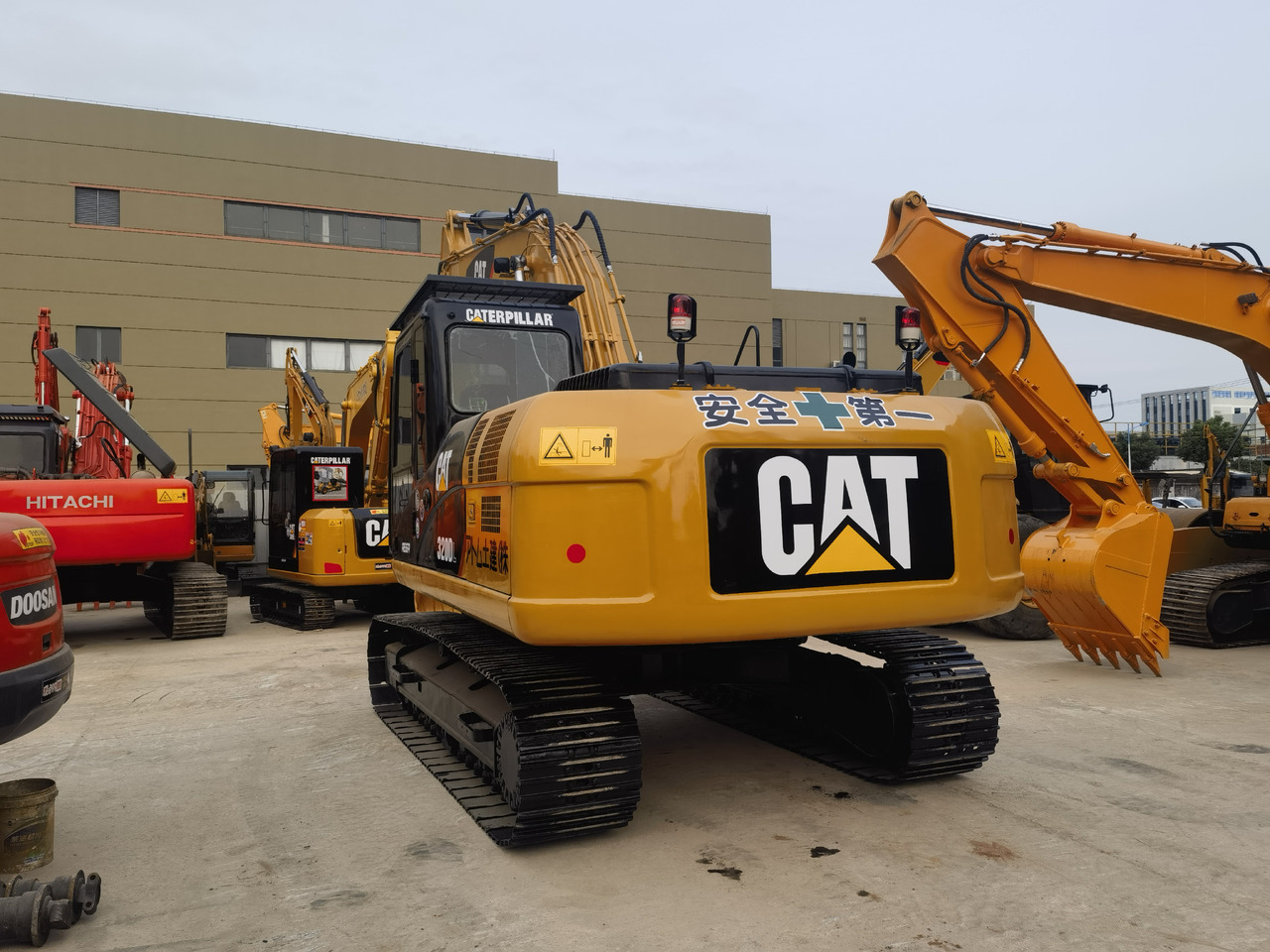CAT 320DL Excavator - حفارات زحافة: صور 5 CAT 320DL Excavator - حفارات زحافة: صور 5